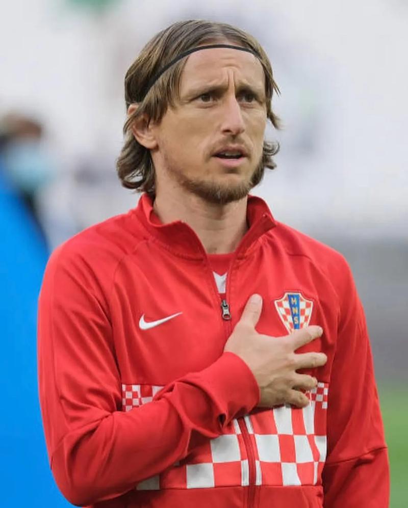 湖人客场惨遭国王屠戮，东契奇心态崩溃两名首发成“铁匠”，一项数据被完爆